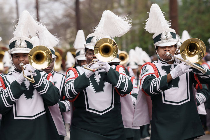 	 [뉴올리언스( 미 루이지애나주)=AP/뉴시스] 뉴올리언스 마르디 그라스 축제에 참가한 미시시피 밸리 악단. 2026. 02.18 