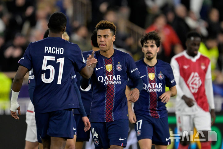 [모나코=AP/뉴시스] 2025~2026시즌 유럽축구연맹(UEFA) 챔피언스리그(UCL) 플레이오프(PO) 1차전 승리에 기뻐하는 프랑스 프로축구 리그1 파리 생제르맹(PSG) 선수단. 2026.02.17.