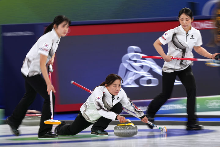 [코르티나담페초=AP/뉴시스] 스웨덴과 2026 밀라노·코르티나담페초 동계올림픽 여자 컬링 라운드로빈 8차전을 치르는 한국 여자 컬링 대표팀. 2026.02.18.