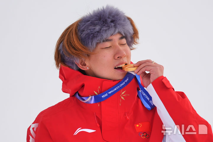[리비뇨=AP/뉴시스] 2026 밀라노·코르티나담페초 동계올림픽 스노보드 남자 슬로프스타일에서 우승한 중국의 쑤이밍. 2026.02.18.