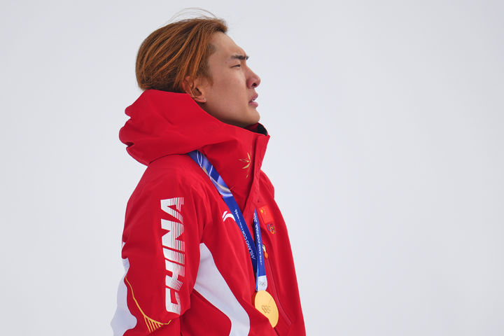 [리비뇨=AP/뉴시스] 중국의 쑤이밍이 18일(한국 시간) 이탈리아 리비뇨 스노파크에서 열린 2026 밀라노·코르티나담페초 동계올림픽 스노보드 남자 슬로프스타일 결선에서 금메달을 획득한 뒤 시상식에서 눈물을 흘리고 있다. 2026.02.18