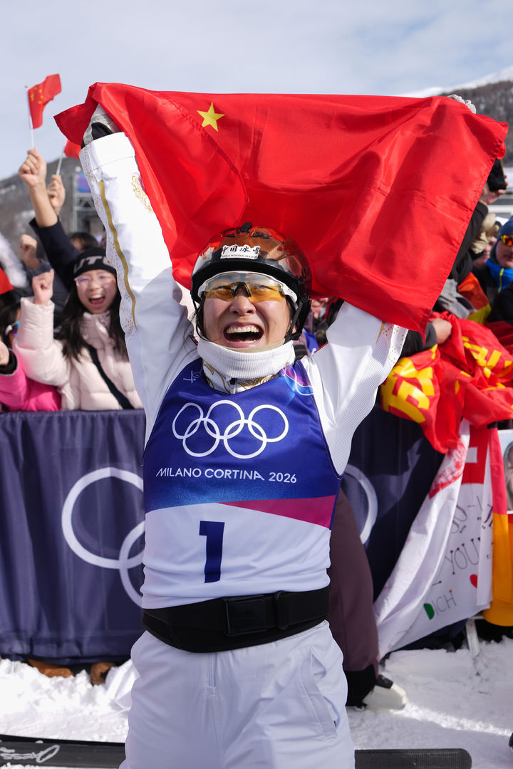 [리비뇨=AP/뉴시스] 중국의 쉬멍타오가 18일(한국 시간) 이탈리아 리비뇨 에어리얼·모굴파크에서 열린 2026 밀라노·코르티나담페초 동계올림픽 프리스타일 스키 여자 에어리얼에서 금메달을 획득한 뒤 기뻐하고 있다. 2026.02.18