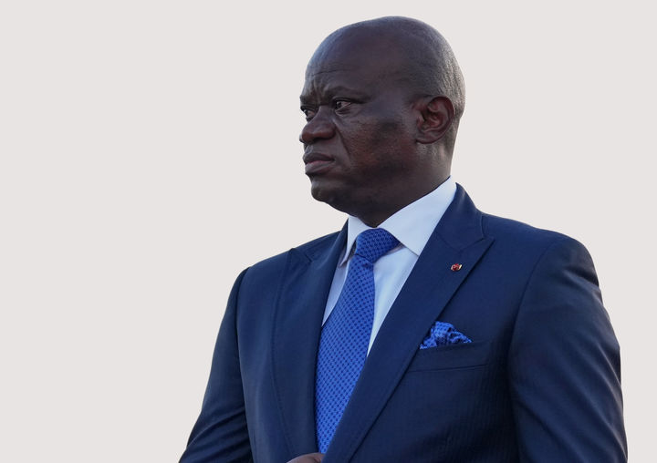 [리브르빌(가봉)=AP/뉴시스] 브리스 올리귀 응게마 가봉 대통령이 레옹 음바 국제공항에서 프랑스의 에마뉘엘 마크롱 대통령을 맞이하기 위해 기다리고 있다. *기사 본문과는 무관한 사진. 2025.11.23.