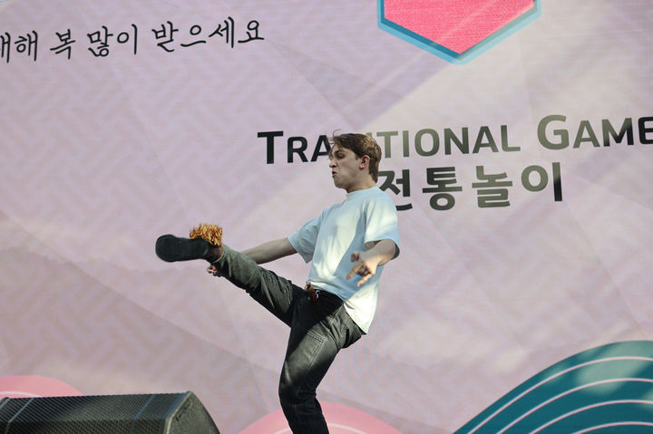 [서울=뉴시스] 17일 오후(현지 시간) 이탈리아 밀라노 빌라 네키 캄필리오에서 운영 중인 코리아하우스에서 설 명절을 맞아 열린 '한국의 날' 행사. (사진 = 대한체육회 제공) *재판매 및 DB 금지