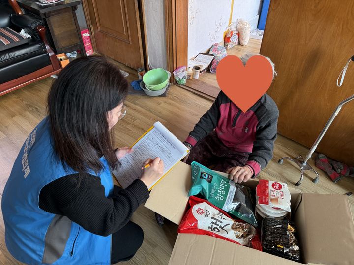 [세종=뉴시스] 세종시 전의면지역사회보장협의체가 어르신을 찾아 물품을 전달하고 있다.(사진=세종시).2026.02.18.photo@newsis.com. *재판매 및 DB 금지