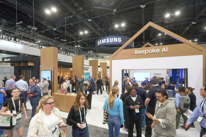 [서울=뉴시스] 17일(현지시간) 미국 플로리다주 올란도에서 개막한 북미 최대 규모의 주방∙욕실 전시회 'KBIS 2026(The Kitchen & Bath Industry Show 2026)'에서 관람객들이 삼성전자의 비스포크 AI 가전과 럭셔리 빌트인 데이코(Dacor) 라인업을 살펴보고 있다. (사진=삼성전자 제공) 2026.02.18 photo@newsis.com *재판매 및 DB 금지