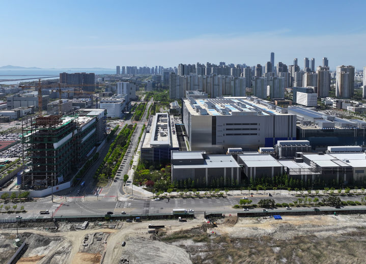 송도국제도시에 자리 잡은 삼성바이오로직스(오른쪽)와 싸토리우스. (사진=인천경제청 제공) *재판매 및 DB 금지