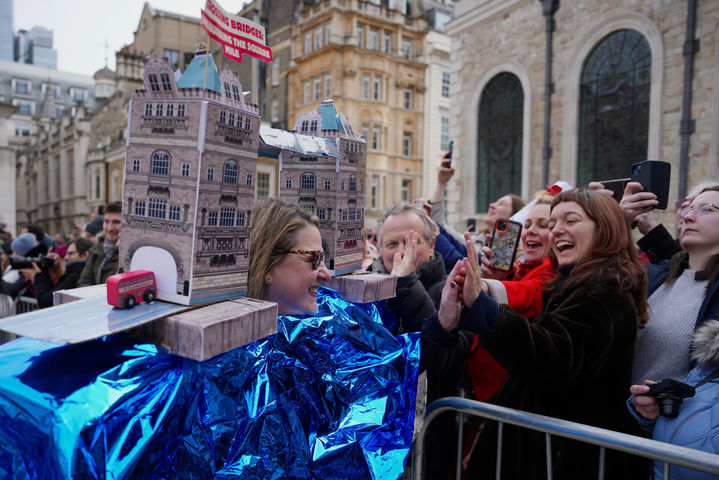 [런던=AP/뉴시스] 17일(현지 시간) 영국 런던 길드홀에서 열린 전통 '팬케이크' 경주에서 한 참가자가 타워브리지 의상을 입고 있다. 이 대회 참가자들은 프라이팬에 팬케이크를 올린 채 일정 구간을 달리면서 최소 1번은 공중에서 팬케이크를 뒤집어야 한다. 2026.02.18. *재판매 및 DB 금지