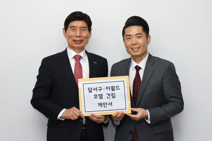 [대구=뉴시스] 이태훈 달서구청장(왼쪽)이 박동진 이월드 대표(오른쪽)에게 제안서를 전달하고 있다. (사진=대구 달서구 제공) 2026.02.18. photo@newsis.com *재판매 및 DB 금지