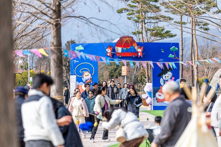 [순천=뉴시스] 설 연휴 순천만국가정원을 찾은 나들이객들이 전통놀이를 하고 있다. (사진=순천시 제공) 2026.02.18. photo@newsis.com *재판매 및 DB 금지
