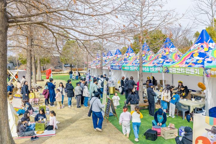 [순천=뉴시스] 설 연휴 순천만국가정원을 찾은 관람객들이 두쫀쿠 만들기와 정원꼬치 만들기 등 연휴 특별 프로그램을 즐기고 있다. (사진=순천시 제공) 2026.02.18. photo@newsis.com *재판매 및 DB 금지