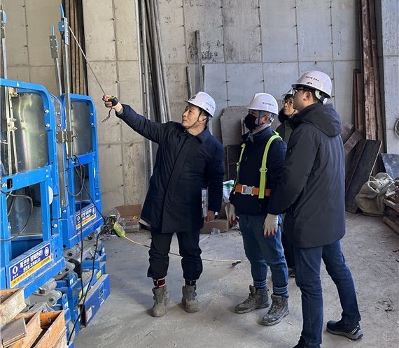 [뉴시스] 관악구 건축안전센터 관계자가 과상승 방지장치 설치기준을 설명하고 있는 모습. (사진=관악구 제공) 2026.2.18 *재판매 및 DB 금지