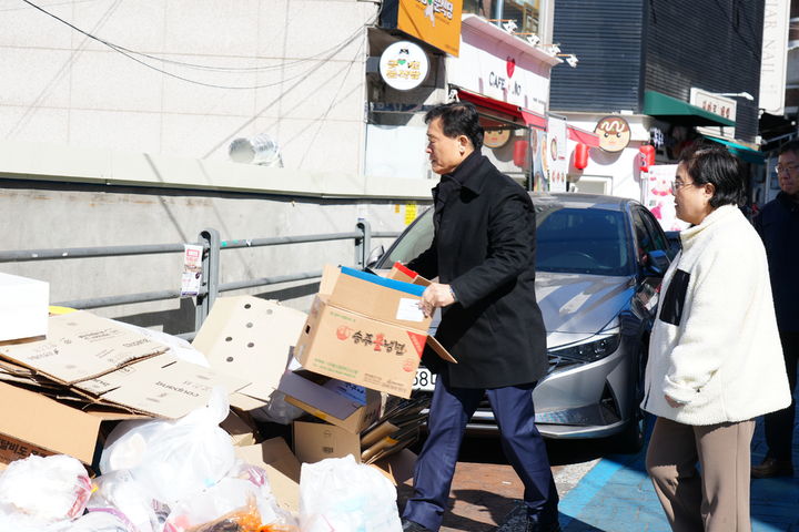 [뉴시스] 이승로 성북구청장이 주요 거리를 도보 순찰 및 점검하는 모습. (사진=성북구청 제공) 2026.2.18 *재판매 및 DB 금지