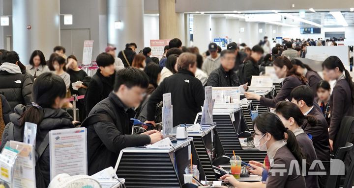[제주=뉴시스] 오영재 기자 = 설 연휴 마지막 날인 18일 오전 제주국제공항 3층 출발장에서 귀성객들이 탑승 수속을 밟고 있다. 2026.02.18. oyj4343@newsis.com