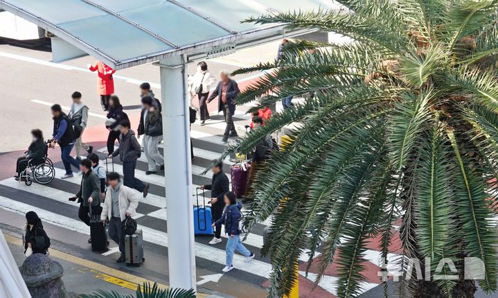 [제주=뉴시스] 오영재 기자 = 제주국제공항에서 귀성객들이 출발장으로 이동하고 있다. (사진=뉴시스DB) oyj4343@newsis.com 