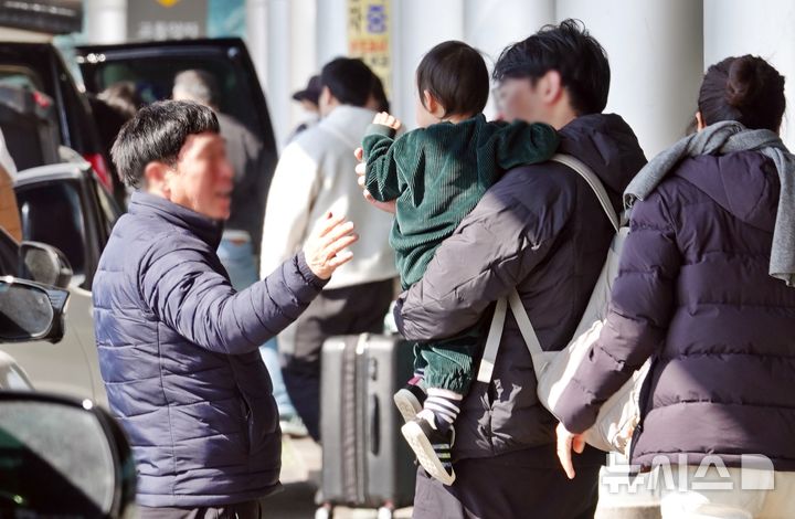 [제주=뉴시스] 오영재 기자 = 설 연휴 마지막 날인 18일 오전 제주국제공항에서 귀성객들이 가족들과 인사를 하고 있다. 2026.02.18. oyj4343@newsis.com 