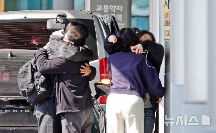 [제주=뉴시스] 오영재 기자 = 설 연휴 마지막 날인 18일 오전 제주국제공항에서 귀성객들이 가족들과 인사를 하고 있다. 2026.02.18. oyj4343@newsis.com 