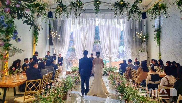 [포항=뉴시스] 송종욱 기자 = 포항시 '작지만 특별한 결혼식' 지원을 통해 백년가약을 맺는 신혼부부. 2026.02.18. photo@newsis.com
