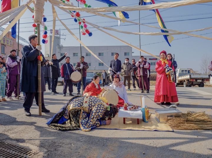 [서산=뉴시스] 지난 2024년 충남 서산시 부석면 창리 일원에서 열린 영신풍어제에 참가한 무속인이 임경업 장군 복장을 하고 제를 올리고 있다. (사진=창리어촌계 제공) 2026.02.18. photo@newsis.com *재판매 및 DB 금지