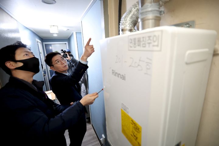 [뉴시스]고시원 보일러 설치 현장을 살피는 정원오 성동구청장. (사진=성동구청 제공) 2026.2.18 *재판매 및 DB 금지