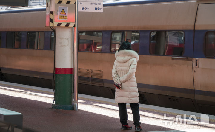 [전주=뉴시스] 강경호 기자 = 설 연휴의 마지막 날인 18일 전북 전주시 덕진구 전주역에서 가족을 위해 배웅나온 한 시민이 열차가 떠나는 모습을 지켜보고 있다. 2026.02.18. lukekang@newsis.com