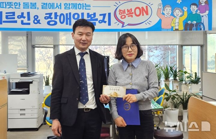 [포항=뉴시스] = 포항시 김신(왼쪽) 복지국장이 1월 민원 처리 단축 마일리지 우수 공무원으로 선정된 조경숙 주무관에게 시상한 후 기념 촬영하고 있다. 2026.02.18. photo@newsis.com