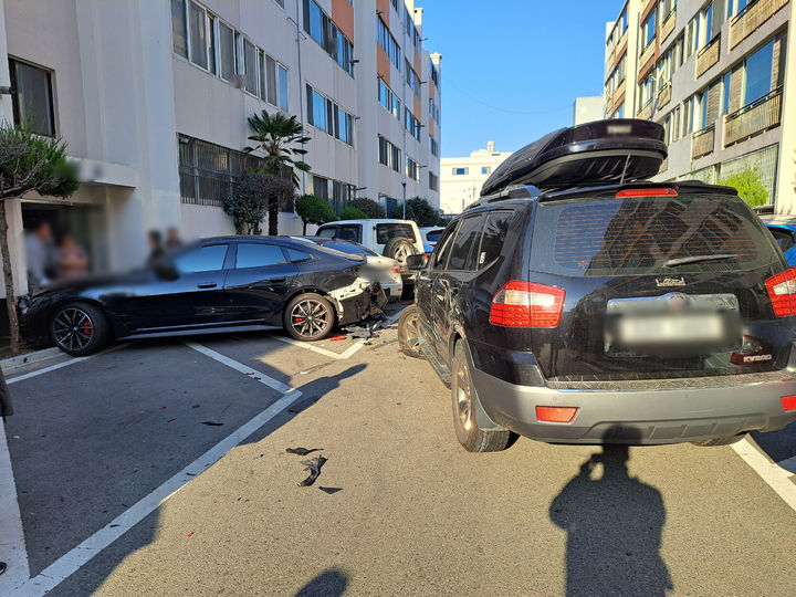 [부산=뉴시스] 18일 오전 부산 영도구의 한 아파트 야외주차장에서 70대 A씨가 운전하던 스포츠유틸리티(SUV) 차량이 주차돼 있던 다른 차량 7대를 잇따라 들이받았다. (사진=부산 영도경찰서 제공) 2026.02.18. photo@newsis.com *재판매 및 DB 금지