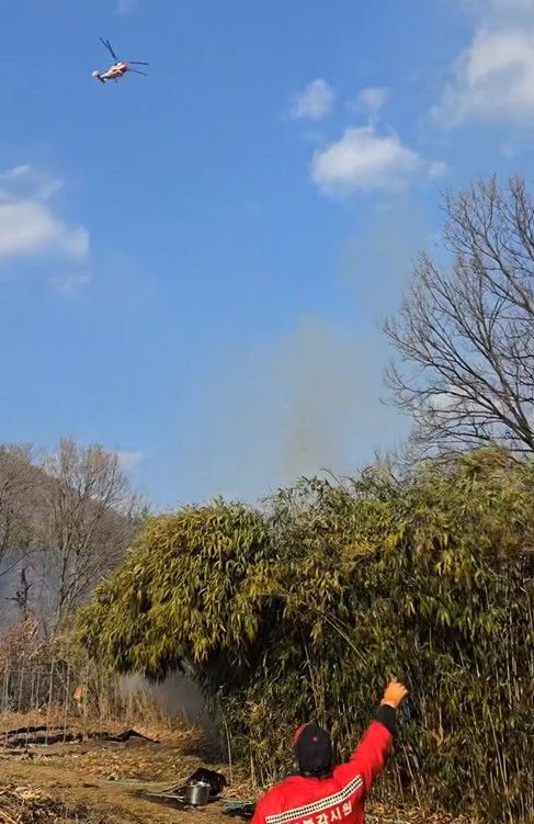 [울산=뉴시스] 18일 오후 울산 북구 천곡동 일원에서 산불이 발생한 가운데 소방헬기에 진화작업에 투입되고 있다. (사진=울산소방본부 제공) 2026.02.18. photo@newsis.com *재판매 및 DB 금지