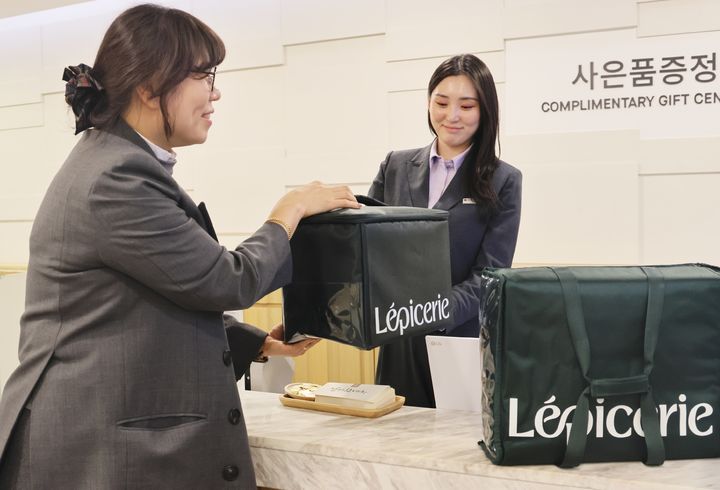 [대구=뉴시스] 대구지역 롯데백화점은 선물 보랭 가방 회수 이벤트를 진행한다. (사진 = 롯데백화점 제공) 2026.02.18. photo@newsis.com *재판매 및 DB 금지