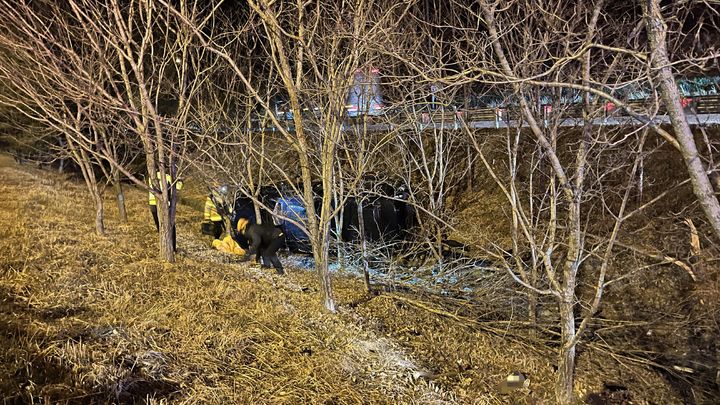 [밀양=뉴시스] 18일 오전 5시32분께 경남 밀양시 상동면 일대에서 승합차 1대가 가드레일을 들이받은 뒤 도로 아래 법면으로 추락하는 사고가 발생했다. (사진=경남소방본부 제공) 2026.02.18. photo@newsis.com *재판매 및 DB 금지