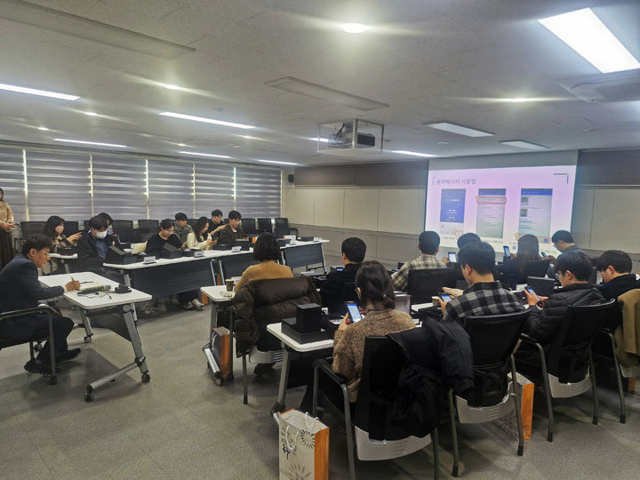 [대구=뉴시스] 대구 동구 재난안전통신망 단말기 사용자 교육. (사진=대구 동구 제공) 2026.02.18. photo@newsis.com *재판매 및 DB 금지