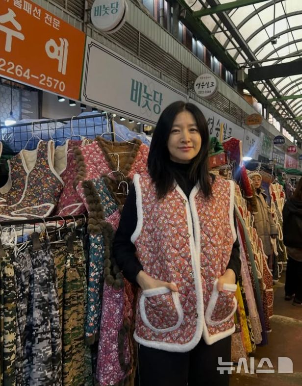 [서울=뉴시스] 배우 이영애가 설 연휴를 맞아 전통시장을 방문했다. (사진 = 이영애 인스타그램 캡처) 2026.02.18. photo@newsis.com *재판매 및 DB 금지