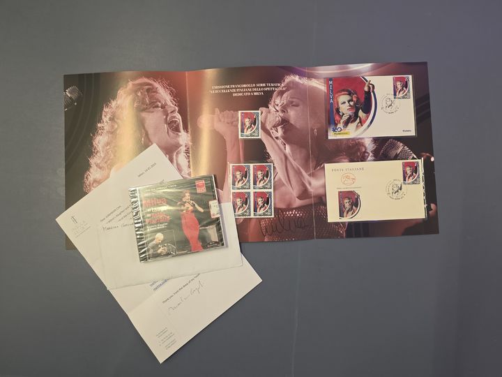 [서울=뉴시스] 김희준 기자 = 밀바의 딸이 차준환에게 선물한 편지와 '광인을 위한 발라드'가 담긴 CD 앨범, 이탈리아에서 4년 전 밀바를 위해 발행한 특별 우표 세트. (사진 = 대한체육회 제공) *재판매 및 DB 금지