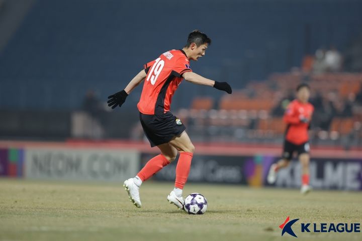 [서울=뉴시스] 프로축구 K리그1 강원FC의 박상혁. (사진=한국프로축구연맹 제공) *재판매 및 DB 금지
