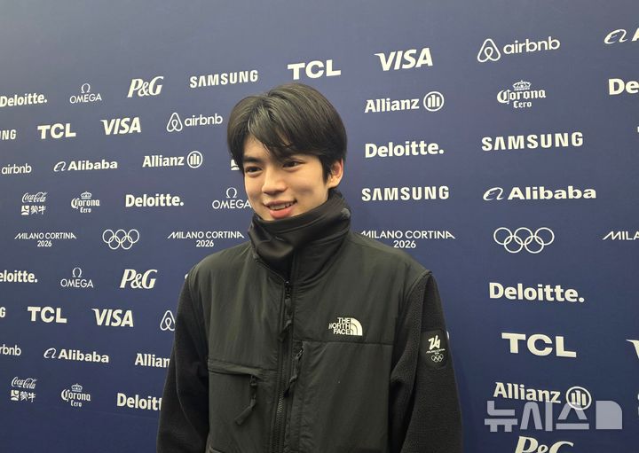 [밀라노=뉴시스] 김희준 기자 = 차준환이 18일(현지 시간) 이탈리아 밀라노 아이스스케이팅 아레나에서 훈련을 마친 후 취재진과 인터뷰를 하고 있다. 2026.02.18jinxijun@newsis.com