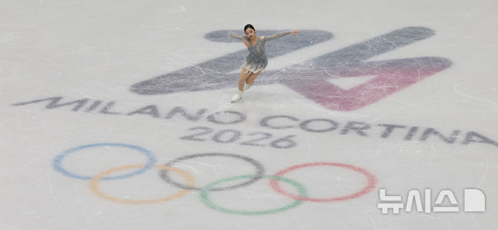 [밀라노=뉴시스] 박주성 기자 = 17일 (현지 시간) 이탈리아 밀라노 아이스 스케이팅 아레나 경기장에서 열린 2026 밀라노·코르티나담페초 동계올림픽 피겨 스케이팅 여자 쇼트프로그램에서 신지아가 경기를 하고 있다. 2026.02.18. park7691@newsis.com