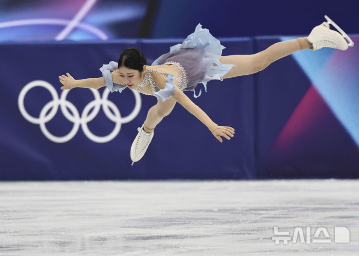 [밀라노=뉴시스] 김근수 기자 = 피겨스케이팅 이해인이 17일(현지 시간) 이탈리아 밀라노 아이스스케이팅 아레나에서 열린 2026 밀라노·코르티나 담페초 동계올림픽 피겨스케이팅 여자 싱글 쇼트 프로그램에서 점프를 선보이고 있다. 2026.02.18. ks@newsis.com