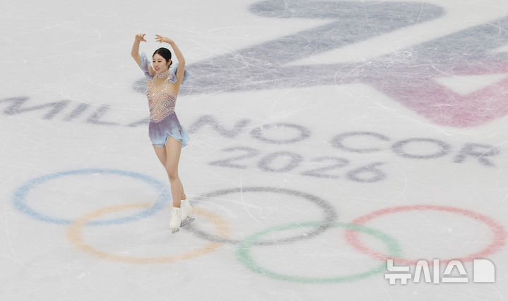 [밀라노=뉴시스] 박주성 기자 = 17일 (현지 시간) 이탈리아 밀라노 아이스 스케이팅 아레나 경기장에서 열린 2026 밀라노·코르티나담페초 동계올림픽 피겨 스케이팅 여자 쇼트프로그램에서 이해인이 경기를 마친 후 관중들에게 인사하고 있다. 2026.02.18. park7691@newsis.com