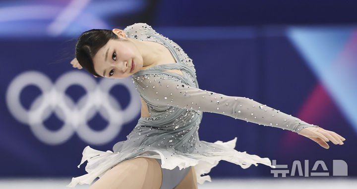 [밀라노=뉴시스] 김근수 기자 = 피겨스케이팅 신지아가 17일(현지 시간) 이탈리아 밀라노 아이스스케이팅 아레나에서 열린 2026 밀라노·코르티나 담페초 동계올림픽 피겨스케이팅 여자 싱글 쇼트프로그램에서 연기를 펼치고 있다. 2026.02.18. ks@newsis.com