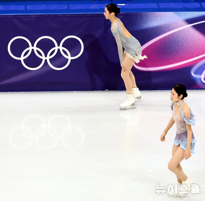 [밀라노=뉴시스] 박주성 기자 = 17일 (현지 시간) 이탈리아 밀라노 아이스 스케이팅 아레나 경기장에서 열린 2026 밀라노·코르티나담페초 동계올림픽 피겨 스케이팅 여자 쇼트프로그램에서 같은 조에 속한 이해인(앞쪽)과 신지아가 경기전 몸을 풀고 있다. 2026.02.18. park7691@newsis.com