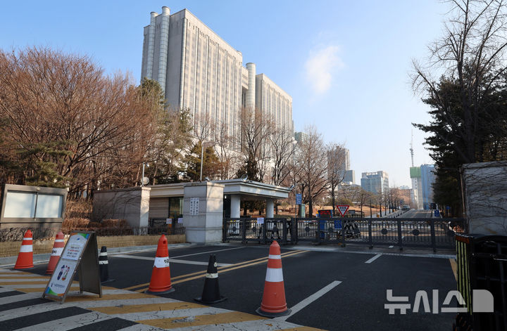 [서울=뉴시스] 이영환 기자 = 내란 우두머리 혐의로 재판에 넘겨진 윤석열 전 대통령의 1심 선고를 하루 앞둔 18일 오전 서울 서초구 서울중앙지방법원 서문에 출입문 폐문 안내문이 게시되어 있다. 서울중앙지법 형사합의25부(부장판사 지귀연)는 오는 19일 오후 3시 내란 우두머리 혐의를 받는 윤 전 대통령의 선고기일을 진행한다. 2026.02.18. 20hwan@newsis.com