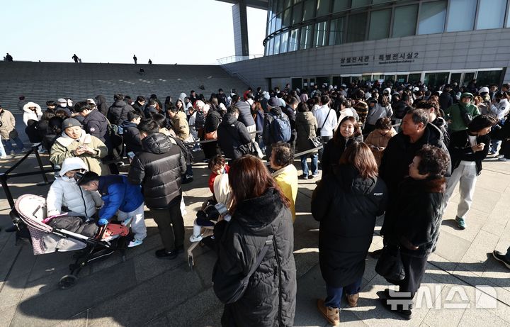 [서울=뉴시스] 김명년 기자 = 설 연휴 마지막 날인 18일 서울 용산구 국립중앙박물관에서 관람객들이 입장을 위해 줄 서있다. 2026.02.18. kmn@newsis.com