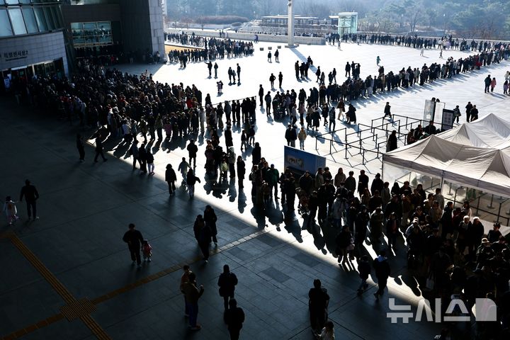 [서울=뉴시스] 김명년 기자 = 설 연휴 마지막 날인 18일 서울 용산구 국립중앙박물관에서 관람객들이 입장을 위해 줄 서있다. 2026.02.18. kmn@newsis.com
