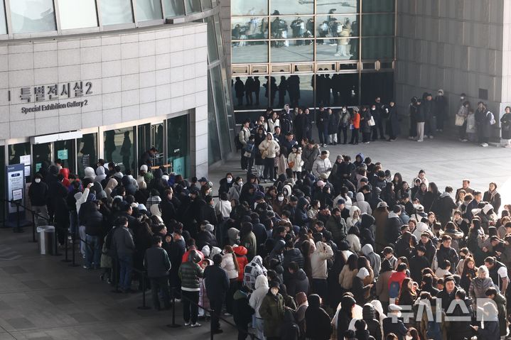 [서울=뉴시스] 김명년 기자 = 설 연휴 마지막 날인 18일 서울 용산구 국립중앙박물관에서 관람객들이 입장을 위해 줄 서있다. 2026.02.18. kmn@newsis.com