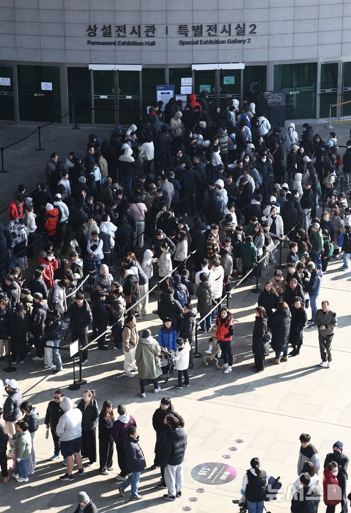[서울=뉴시스] 김명년 기자 = 설 연휴 마지막 날인 18일 서울 용산구 국립중앙박물관에서 관람객들이 입장을 위해 줄 서있다. 2026.02.18. kmn@newsis.com