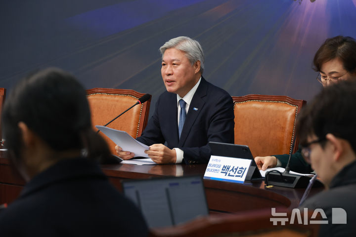 [서울=뉴시스] 고승민 기자 = 서왕진 조국혁신당 원내대표가 18일 서울 여의도 국회에서 현안 기자간담회를 하고 있다. 2026.02.18. kkssmm99@newsis.com