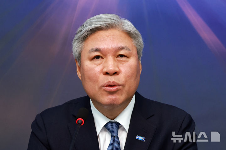 [서울=뉴시스] 고승민 기자 = 서왕진 조국혁신당 원내대표가 18일 서울 여의도 국회에서 현안 기자간담회를 하고 있다. 2026.02.18. kkssmm99@newsis.com