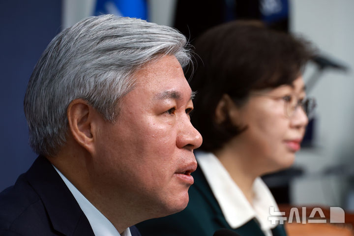 [서울=뉴시스] 고승민 기자 = 서왕진 조국혁신당 원내대표가 18일 서울 여의도 국회에서 현안 기자간담회를 하고 있다. 2026.02.18. kkssmm99@newsis.com