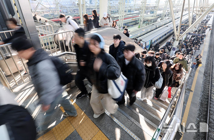 [서울=뉴시스] 배훈식 기자 = 설 연휴 마지막 날인 18일 오전 서울 용산구 KTX서울역에서 고향에 다녀온 귀경객들이 이동하고 있다. 2026.02.18. dahora83@newsis.com