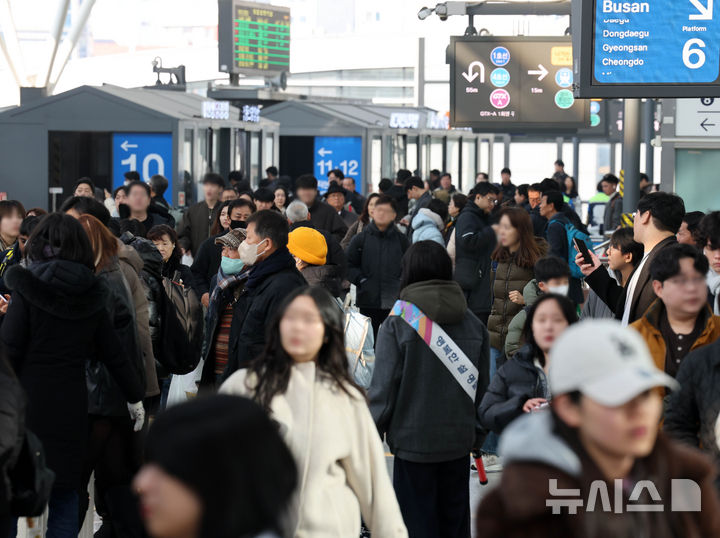 [서울=뉴시스] 배훈식 기자 = 설 연휴 마지막 날인 18일 오전 서울 용산구 KTX서울역에서 고향에 다녀온 귀경객들이 이동하고 있다. 2026.02.18. dahora83@newsis.com